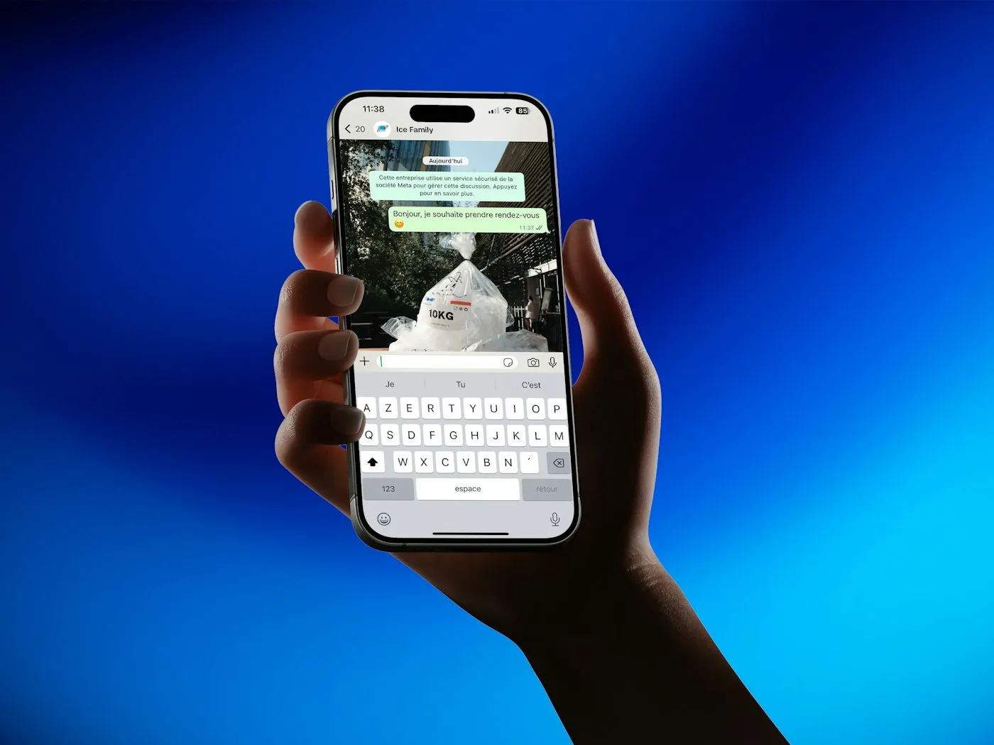 Telefon ekranında açık bir mesajlaşma uygulaması