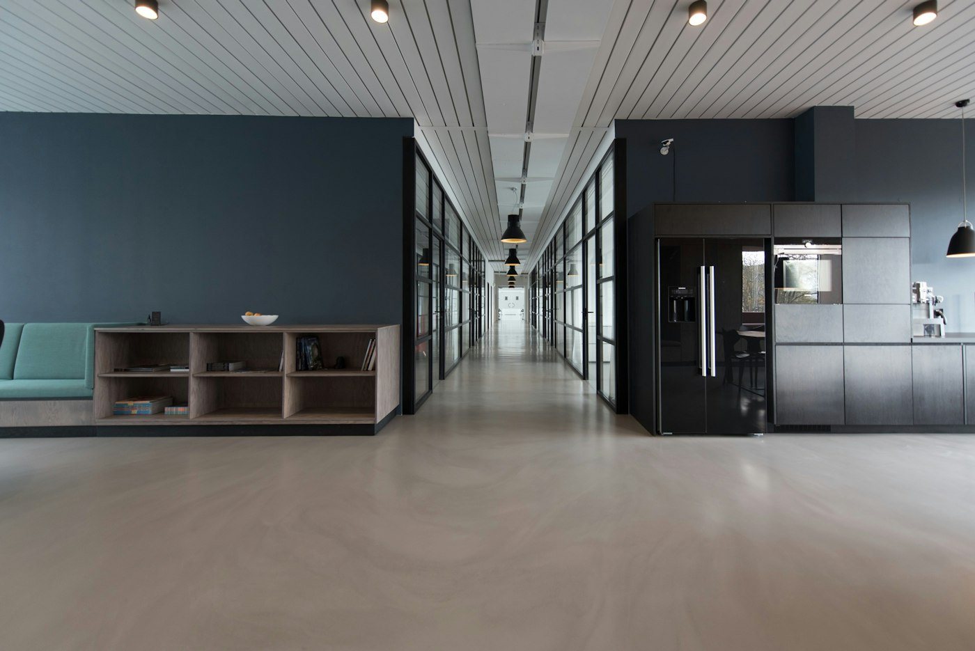 Sade ve aydınlık bir ofis koridoru